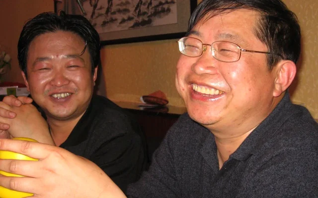 送长辈：白酒与黄酒的选择