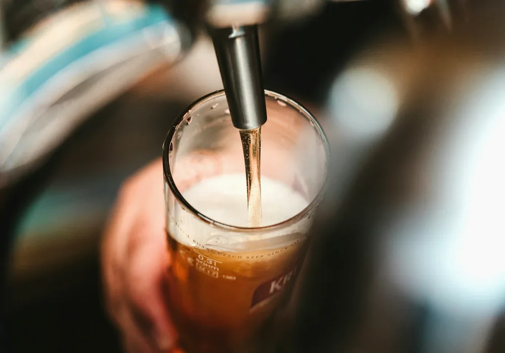 送酒给客户：商务分寸 配图