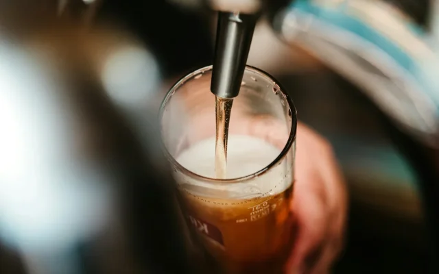 看酒液辨真假：颜色与挂杯
