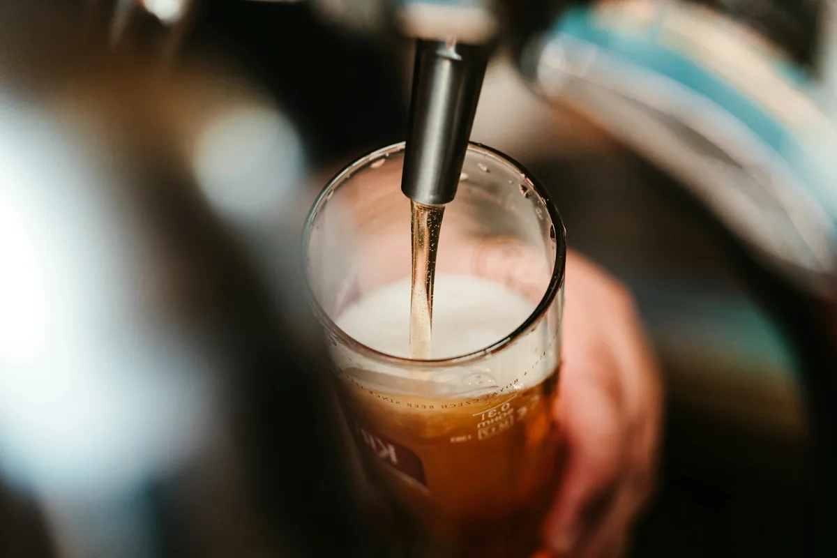 看酒液辨真假：颜色与挂杯