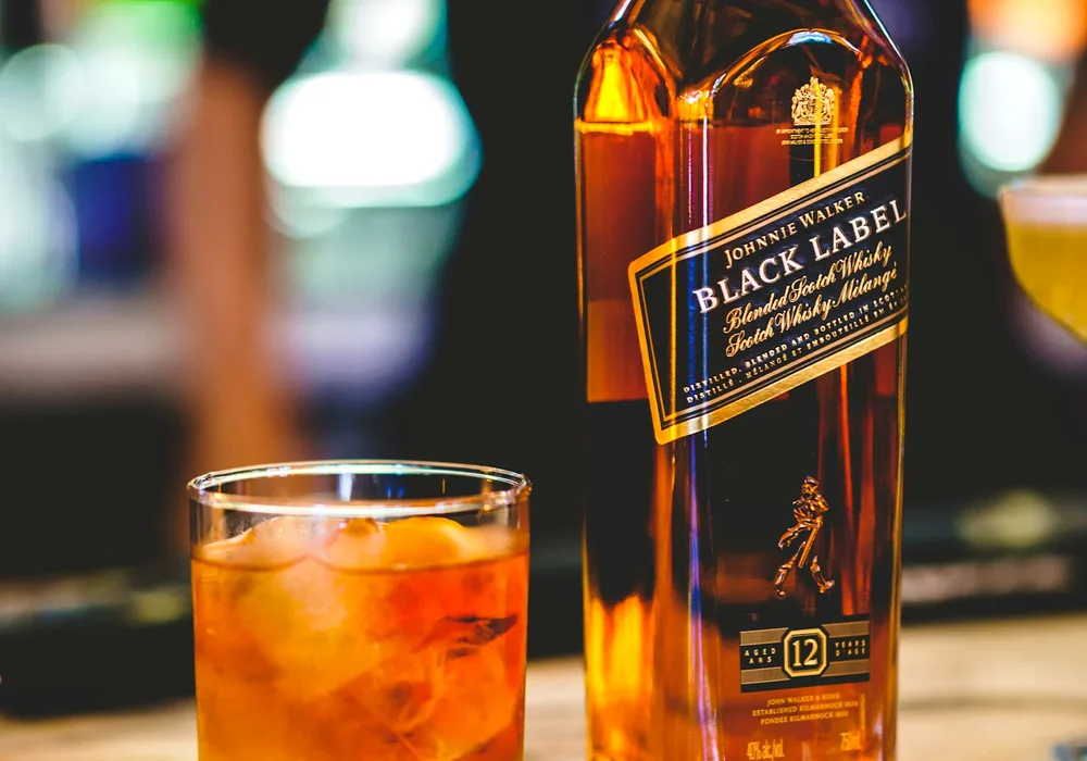 看酒液辨真假:颜色与挂杯 配图
